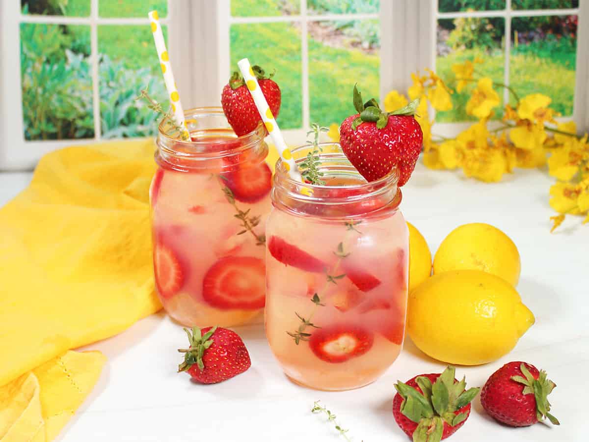 strawberry lemonade presentation garnish ideas