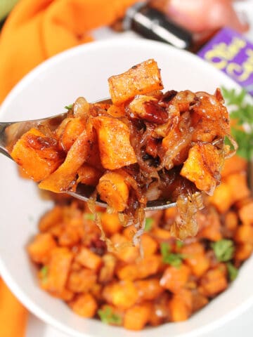Spoonful of sweet potatoes with shallots.