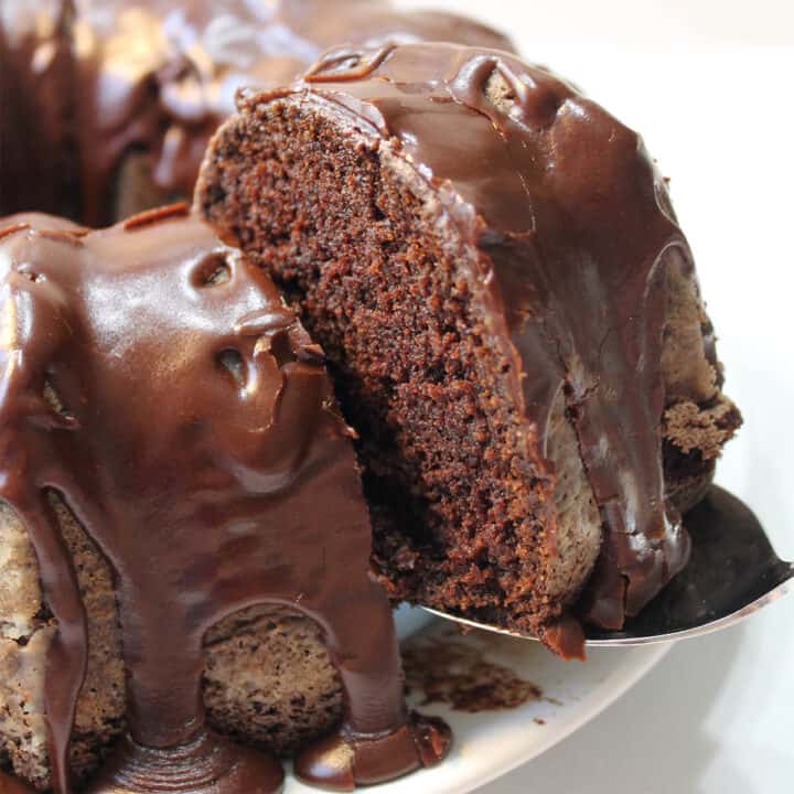 Lifting slice of pound cake from whole cake.