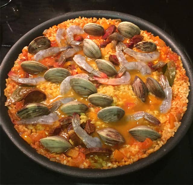 Paella add the clams and shrimp|2CookinMamas