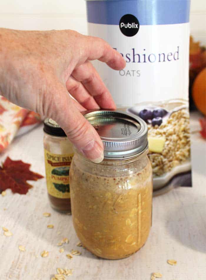 Pumpkin Pie Overnight Oats screw on mason jar lid and shake