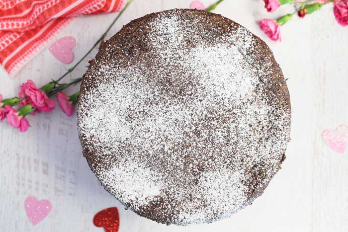 Dust chocolate torte with powdered sugar