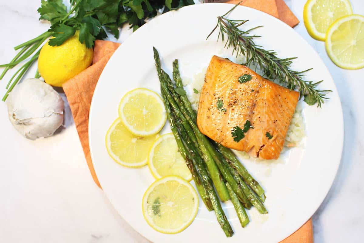 Plated dinner of salmon and asparagus.