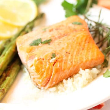 Plated air fryer salmon fillets with lemons.