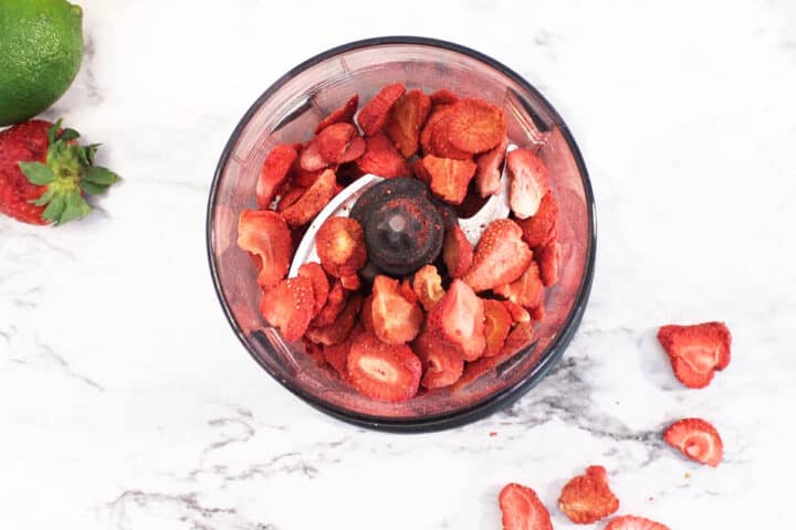 Dried strawberries in chopper to make them into powder.