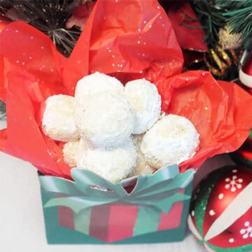 Snowball cookies in gift box.