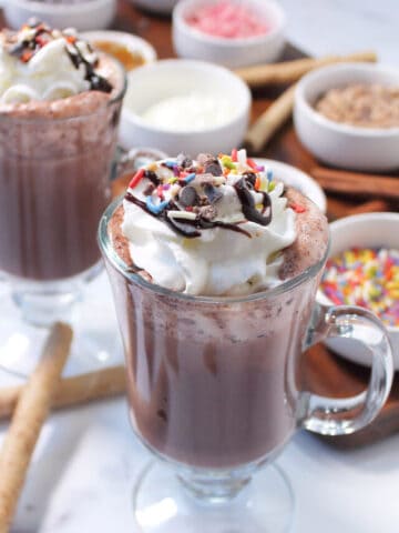 cropped-Mugs-of-hot-chocolate-with-topping.jpg
