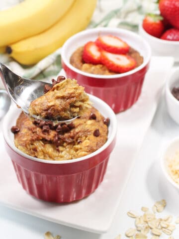 Spoonful of baked oats with chocolate chips.