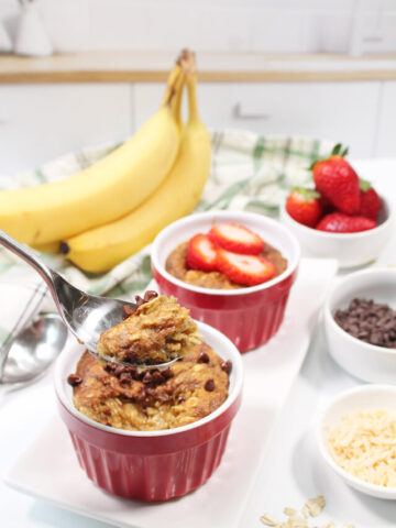 Spoonful of air fryer baked oats with toppings.