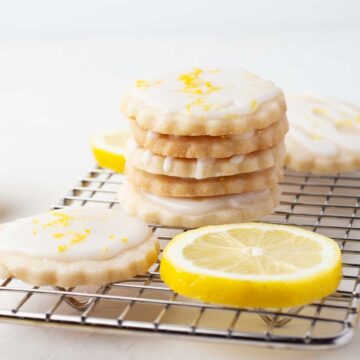 Stacked shortbread cookies with lemon slice.