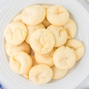 Overhead of plate of cookies.